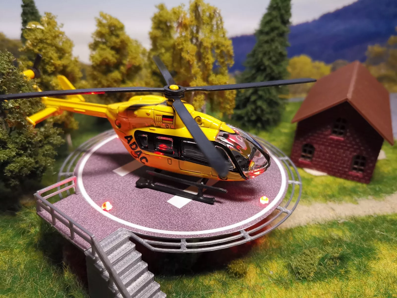 Hubschrauberlandeplatz für Helikopter | mit LED | Spur H0 | 1:87 Fertigmodell