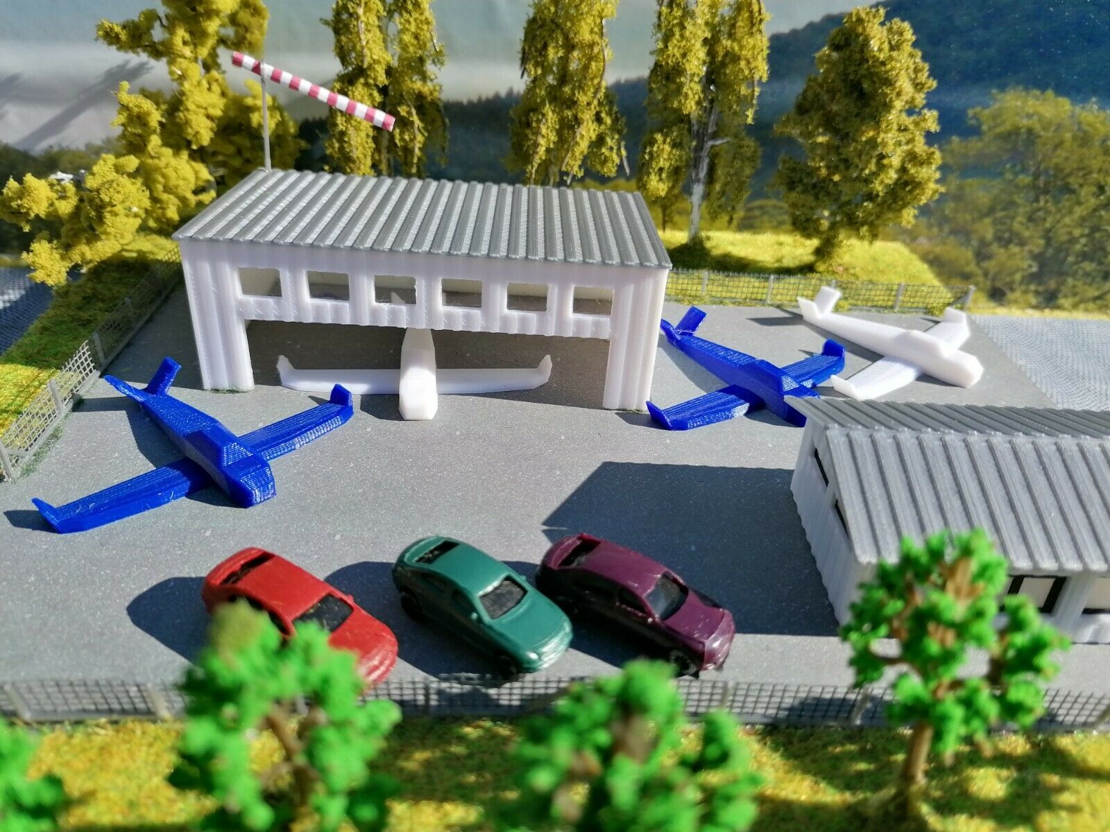 Flugplatz mit Hangar und 4 Flugzeuge | Spur N 1:160