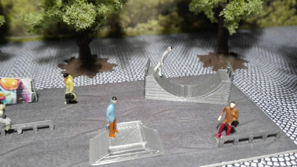 Skating / Skateboard Bahn mit Graffiti Wand | Spur N 1:160 | Bausatz