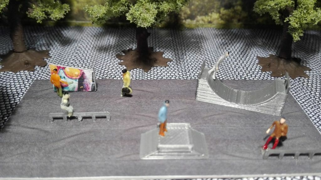 Skating / Skateboard Bahn mit Graffiti Wand | Spur N 1:160 | Bausatz