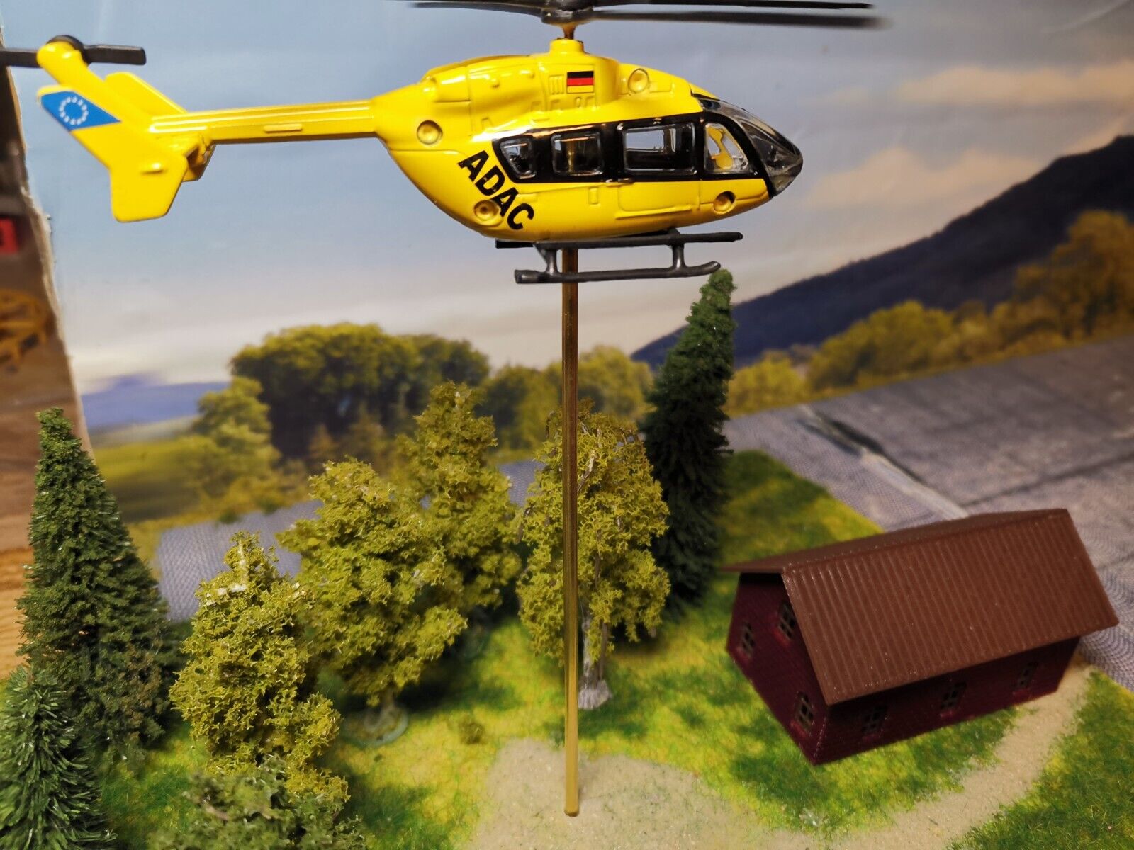 Hubschrauber 1:87 motorisiert | schwebender Helicopter mit Unterflurantrieb
