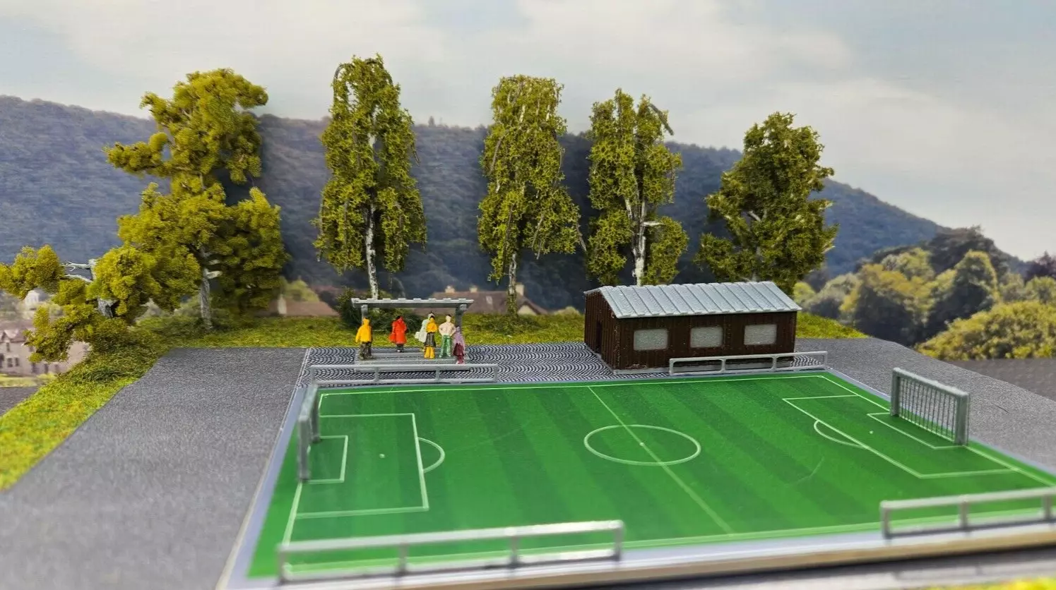 Fußballplatz mit Vereinsheim und Tribüne | Spur Z 1: 220 | Bausatz