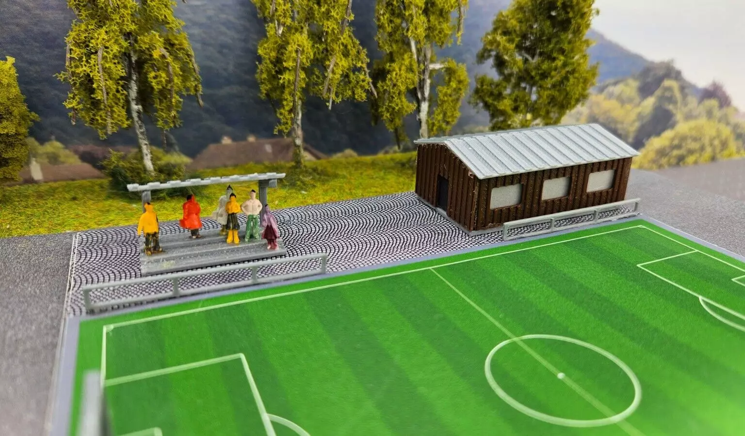 Fußballplatz mit Vereinsheim und Tribüne | Spur Z 1: 220 | Bausatz