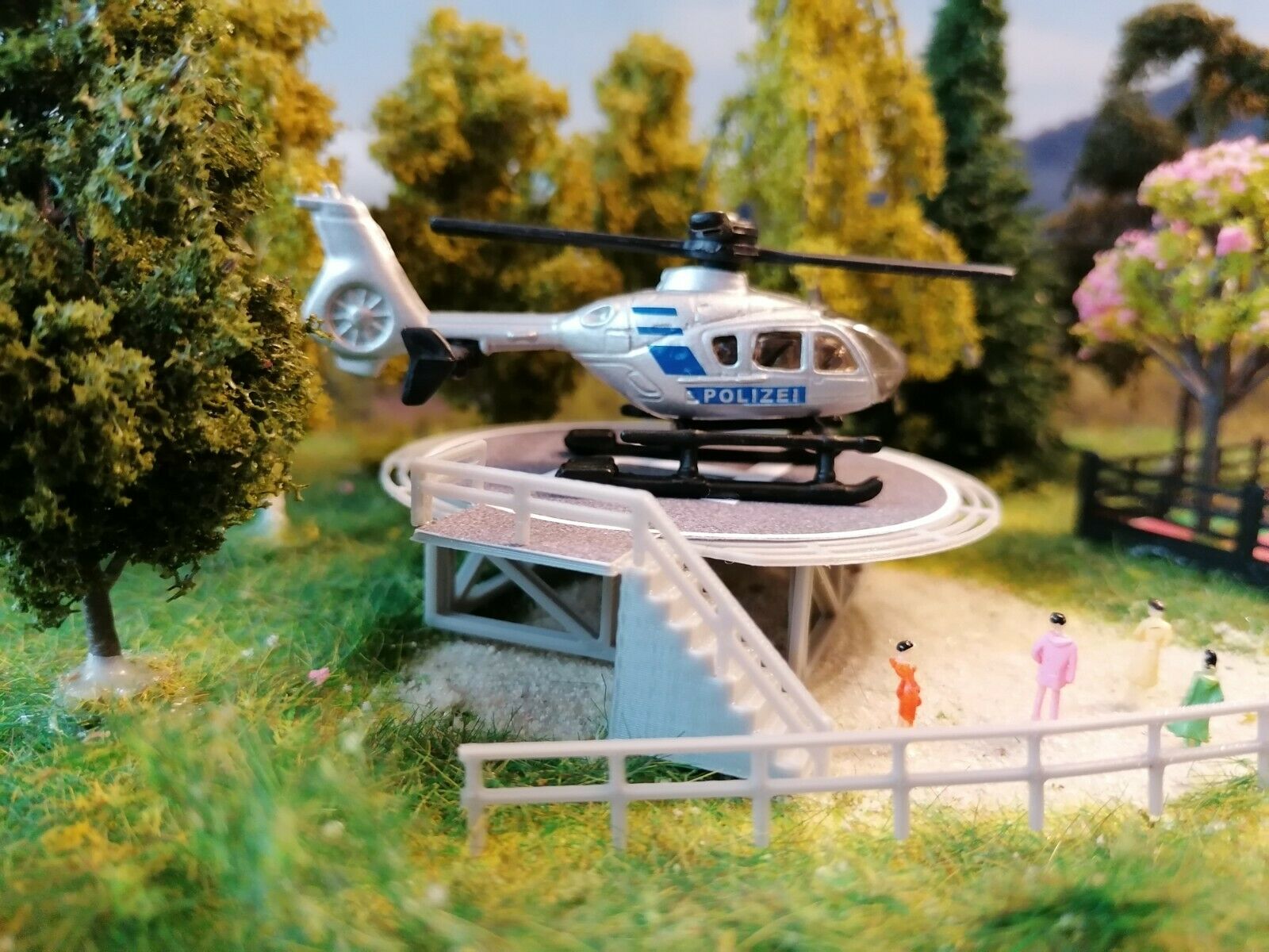 Hubschrauber Polizei | Helicopter mit Landeplatz | Spur N | 1:160